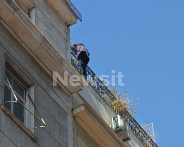 Ο άνδρας που απειλεί να πέσει από την ταράτσα