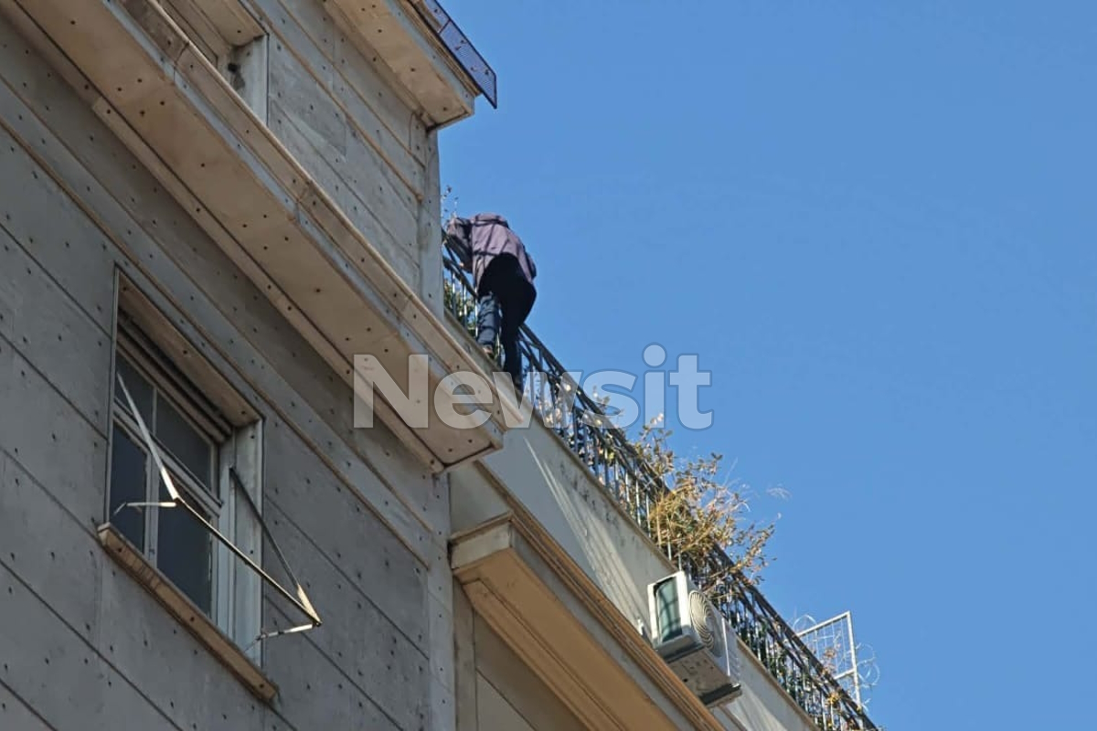 Ο άνδρας που απειλεί να πέσει από την ταράτσα
