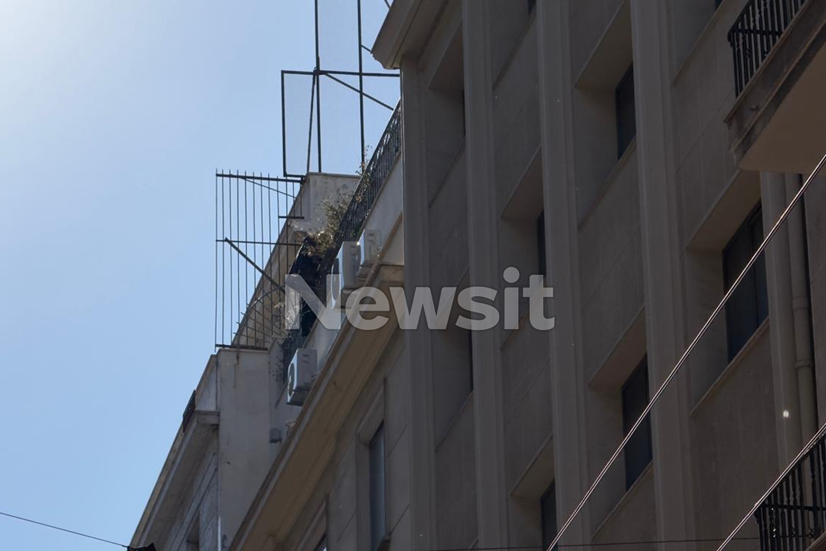 Ο άνδρας που απειλεί να πέσει από την ταράτσα