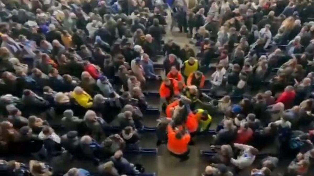 Μαινόμενος οπαδός στο Εσπανιόλ – Μπαρτσελόνα, χρειάστηκαν 7 σεκιούριτι για να τον απομακρύνουν