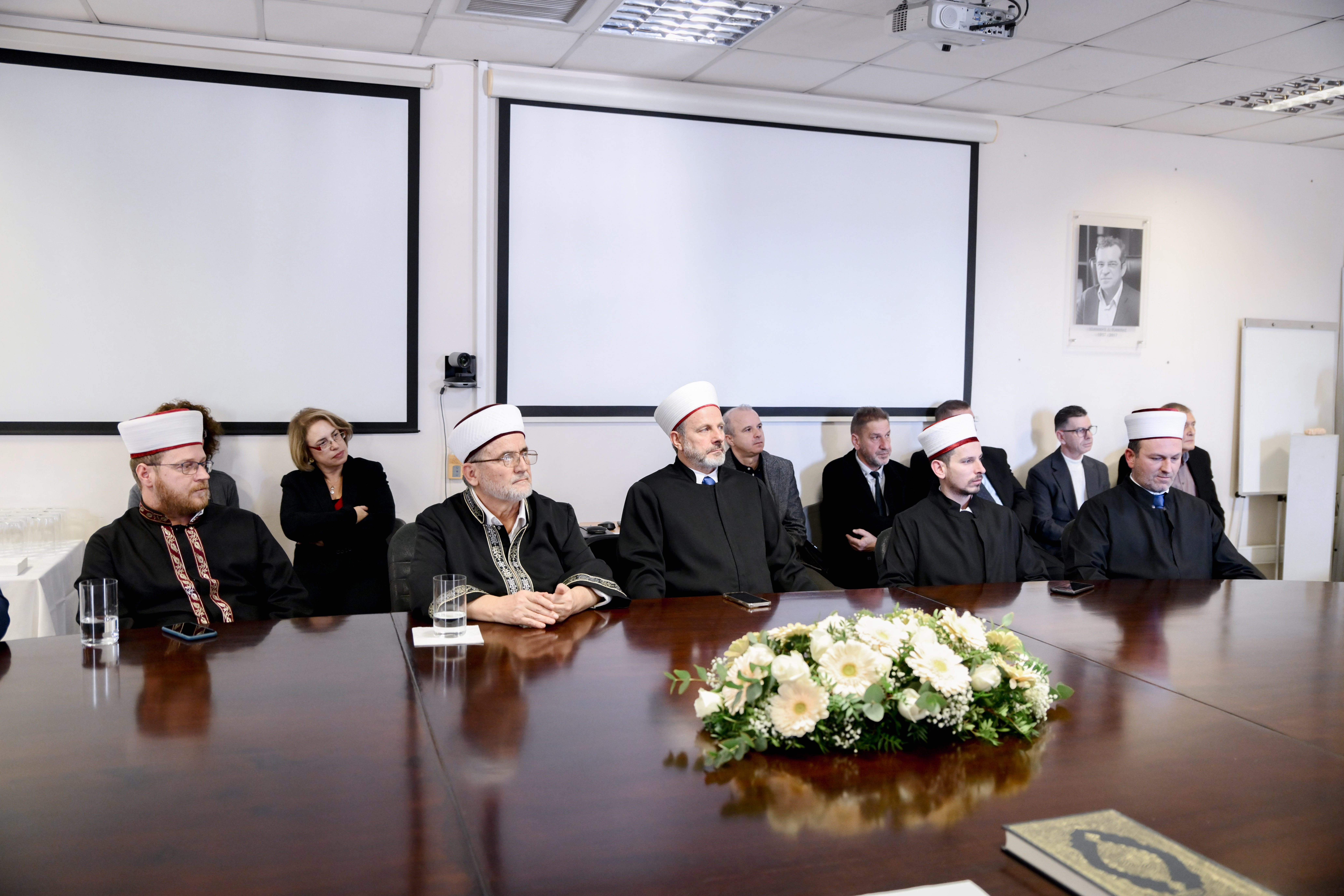 Στιγμιότυπο από την ορκωμοσία του Μουφτή Διδυμοτείχου, Εμίν Σερίφ, στο υπουργείο Παιδείας