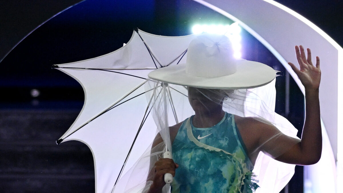 Η Ναόμι Οσάκα με καπέλο και ομπρέλα στο Australian Open