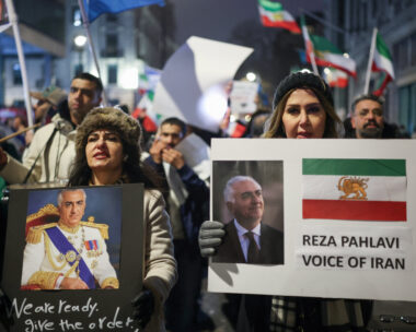 Γυναίκες κρατούν πλακάτ με την φωτογραφία του Παχλαβί