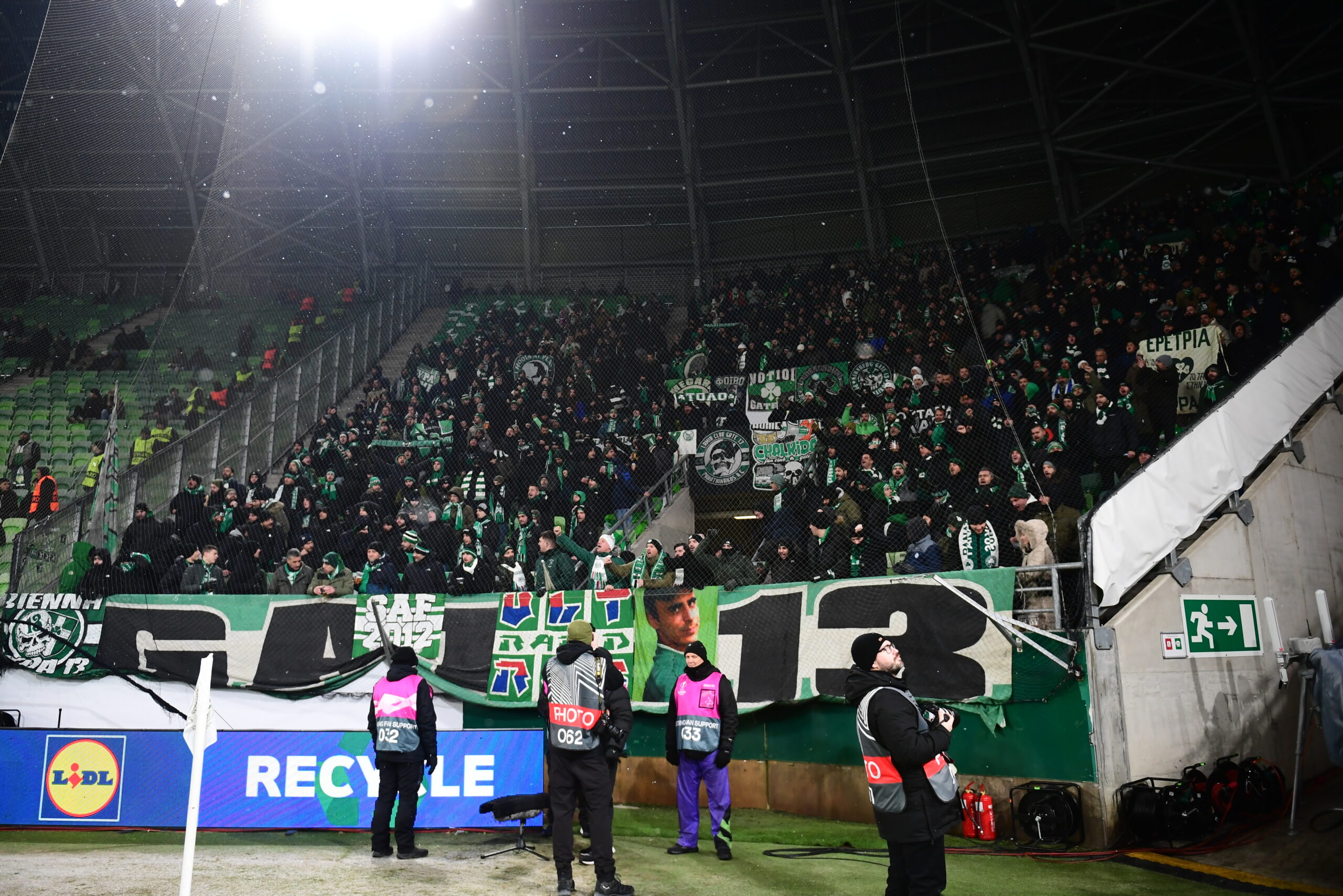 Οι φίλαθλοι του Παναθηναϊκού στη Βουδαπέστη/ (ΔΗΜΗΤΡΗΣ ΜΠΙΡΝΤΑΧΑΣ / EUROKINISSI)