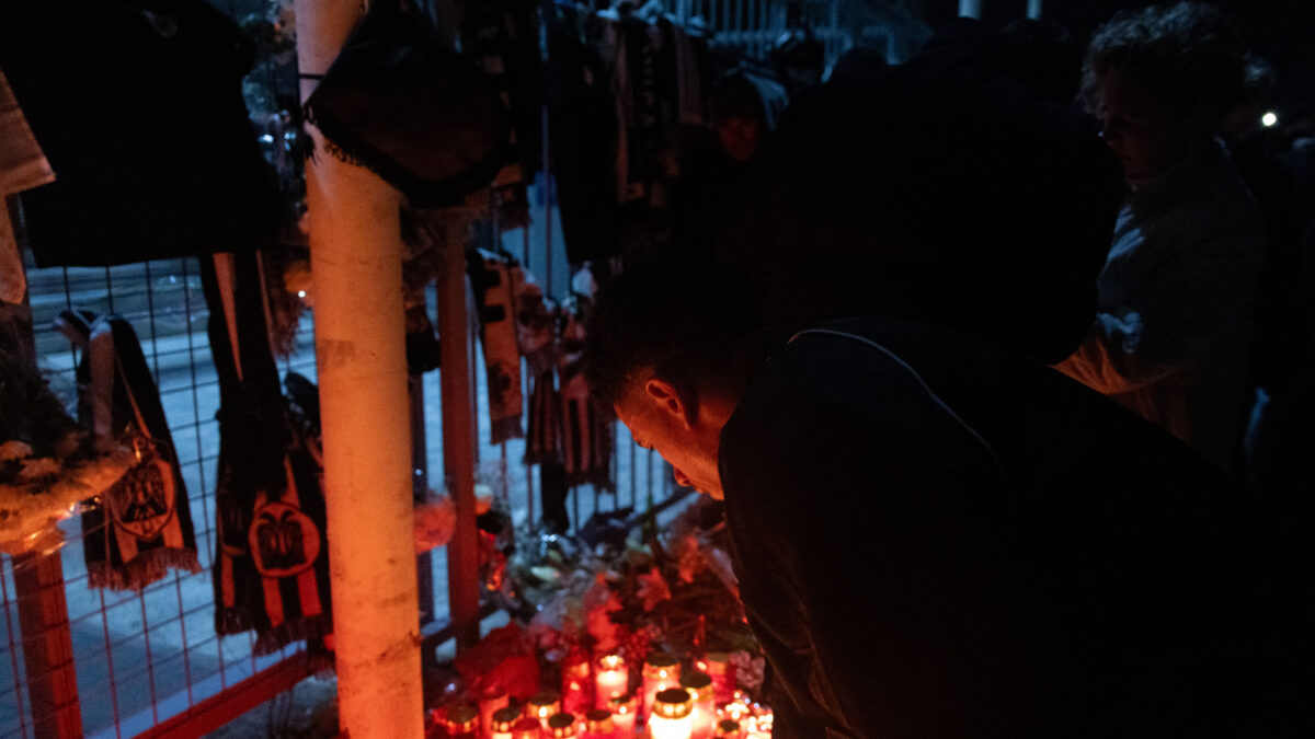 Ο ΠΡΟΠΟΝΗΤΗΣ ΡΑΖΒΑΝ ΛΟΥΤΣΕΣΚΟΥ ΚΑΙ ΟΙ ΑΡΧΗΓΟΙ ΤΗΣ ΟΜΑΔΑΣ ΠΟΔΟΣΦΑΙΡΟΥ ΤΟΥ ΠΑΟΚ ΑΦΗΝΟΥΝ ΛΟΥΛΟΥΔΙΑ ΣΤΟ ΓΗΠΕΔΟ ΤΗΣ ΤΟΥΜΠΑΣ ΩΣ ΕΝΔΕΙΞΗ ΠΕΝΘΟΥΣ ΓΙΑ ΤΟΥΣ ΟΠΑΔΟΥΣ ΠΟΥ ΕΧΑΣΑΝ ΤΗΣ ΖΩΗ ΤΟΥΣ ΣΕ ΤΡΟΧΑΙΟ ΣΤΗ ΡΟΥΜΑΝΙΑ.