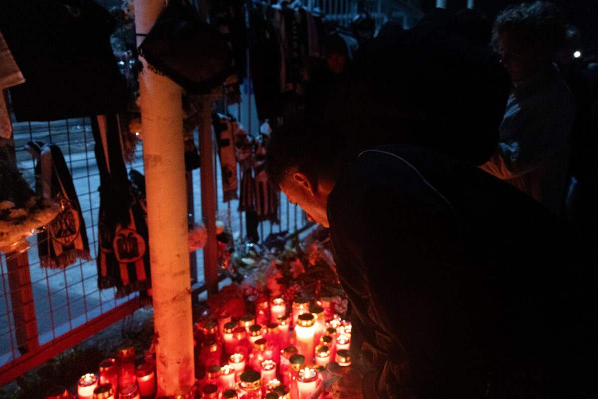 Ο ΠΡΟΠΟΝΗΤΗΣ ΡΑΖΒΑΝ ΛΟΥΤΣΕΣΚΟΥ ΚΑΙ ΟΙ ΑΡΧΗΓΟΙ ΤΗΣ ΟΜΑΔΑΣ ΠΟΔΟΣΦΑΙΡΟΥ ΤΟΥ ΠΑΟΚ ΑΦΗΝΟΥΝ ΛΟΥΛΟΥΔΙΑ ΣΤΟ ΓΗΠΕΔΟ ΤΗΣ ΤΟΥΜΠΑΣ ΩΣ ΕΝΔΕΙΞΗ ΠΕΝΘΟΥΣ ΓΙΑ ΤΟΥΣ ΟΠΑΔΟΥΣ ΠΟΥ ΕΧΑΣΑΝ ΤΗΣ ΖΩΗ ΤΟΥΣ ΣΕ ΤΡΟΧΑΙΟ ΣΤΗ ΡΟΥΜΑΝΙΑ.