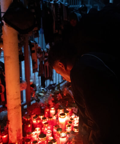 Ο ΠΡΟΠΟΝΗΤΗΣ ΡΑΖΒΑΝ ΛΟΥΤΣΕΣΚΟΥ ΚΑΙ ΟΙ ΑΡΧΗΓΟΙ ΤΗΣ ΟΜΑΔΑΣ ΠΟΔΟΣΦΑΙΡΟΥ ΤΟΥ ΠΑΟΚ ΑΦΗΝΟΥΝ ΛΟΥΛΟΥΔΙΑ ΣΤΟ ΓΗΠΕΔΟ ΤΗΣ ΤΟΥΜΠΑΣ ΩΣ ΕΝΔΕΙΞΗ ΠΕΝΘΟΥΣ ΓΙΑ ΤΟΥΣ ΟΠΑΔΟΥΣ ΠΟΥ ΕΧΑΣΑΝ ΤΗΣ ΖΩΗ ΤΟΥΣ ΣΕ ΤΡΟΧΑΙΟ ΣΤΗ ΡΟΥΜΑΝΙΑ.