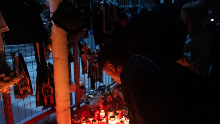 Ο ΠΡΟΠΟΝΗΤΗΣ ΡΑΖΒΑΝ ΛΟΥΤΣΕΣΚΟΥ ΚΑΙ ΟΙ ΑΡΧΗΓΟΙ ΤΗΣ ΟΜΑΔΑΣ ΠΟΔΟΣΦΑΙΡΟΥ ΤΟΥ ΠΑΟΚ ΑΦΗΝΟΥΝ ΛΟΥΛΟΥΔΙΑ ΣΤΟ ΓΗΠΕΔΟ ΤΗΣ ΤΟΥΜΠΑΣ ΩΣ ΕΝΔΕΙΞΗ ΠΕΝΘΟΥΣ ΓΙΑ ΤΟΥΣ ΟΠΑΔΟΥΣ ΠΟΥ ΕΧΑΣΑΝ ΤΗΣ ΖΩΗ ΤΟΥΣ ΣΕ ΤΡΟΧΑΙΟ ΣΤΗ ΡΟΥΜΑΝΙΑ.