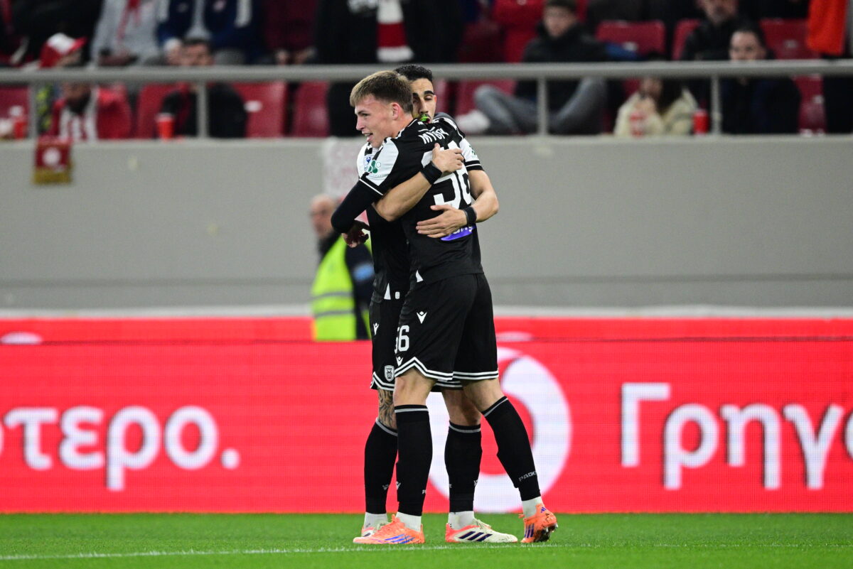 Οι παίκτες του ΠΑΟΚ πανηγυρίζουν στο Καραϊσκάκης (KLODIAN LATO