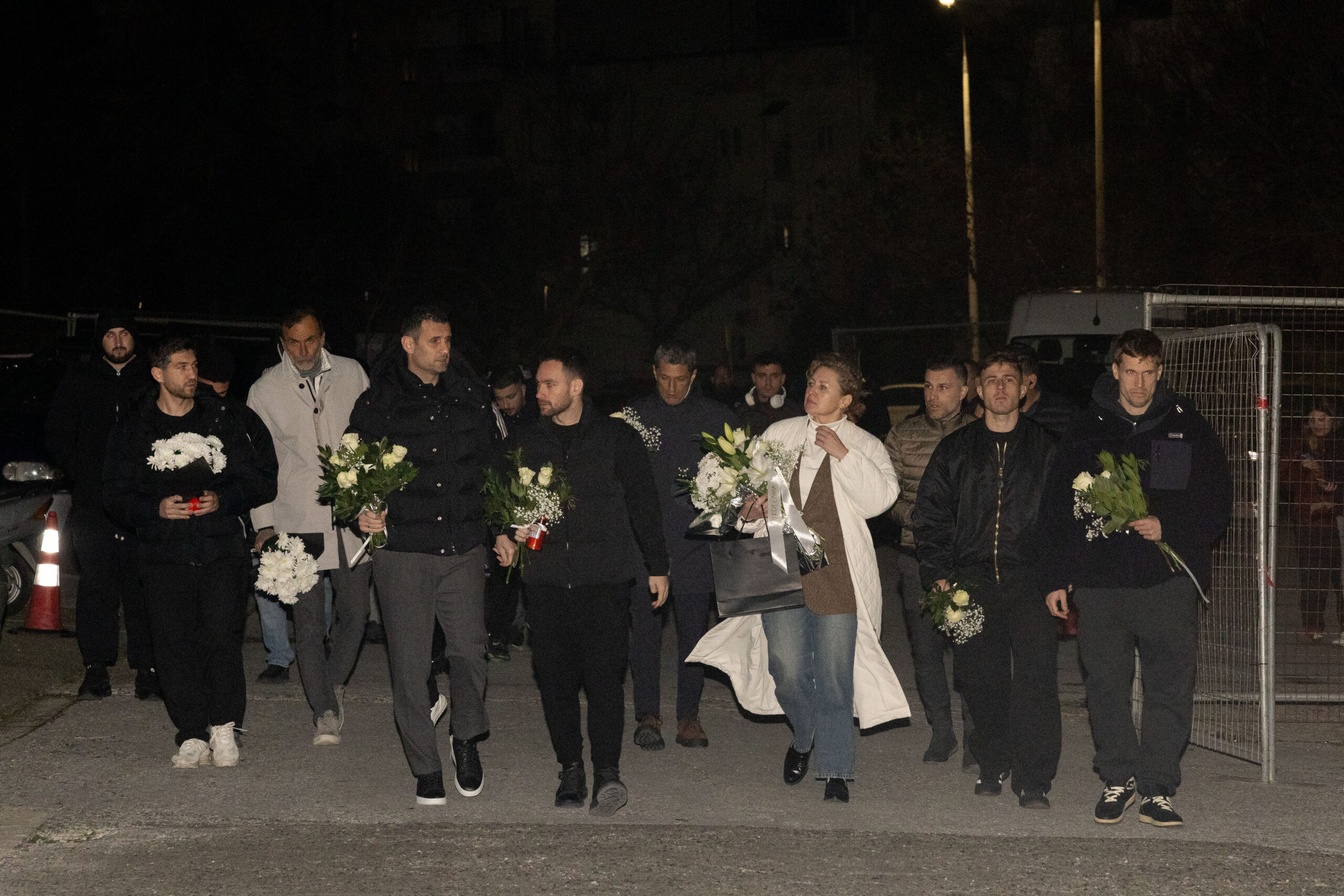 Παίκτες και μέλη του ΠΑΟΚ με λουλούδια στα χέρια για τα θύματα του τροχαίου δυστυχήματος στη Ρουμανία