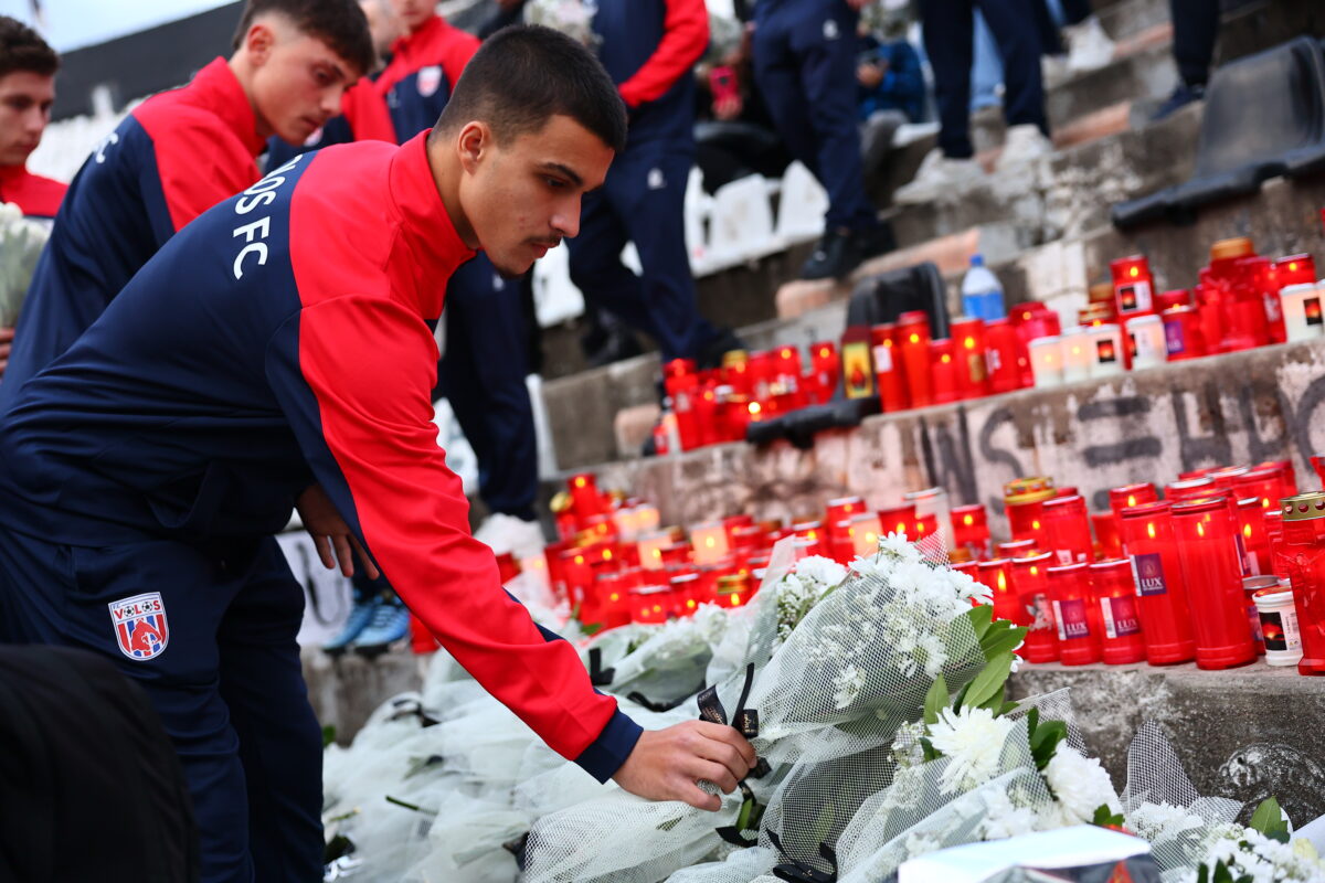 ΟΙ ΟΜΑΔΕΣ ΝΕΩΝ Κ-19 ΤΟΥ ΠΑΟΚ ΚΑΙ ΤΟΥ ΒΟΛΟΥ ΑΦΗΝΟΥΝ ΛΟΥΛΟΥΔΙΑ ΣΤΗ ΜΝΗΜΗ ΤΩΝ ΘΥΜΑΤΩΝ ΤΟΥ ΤΡΟΧΑΙΟΥ ΣΤΗ ΡΟΥΜΑΝΙΑ (ΡΑΦΑΗΛ ΓΕΩΡΓΙΑΔΗΣ