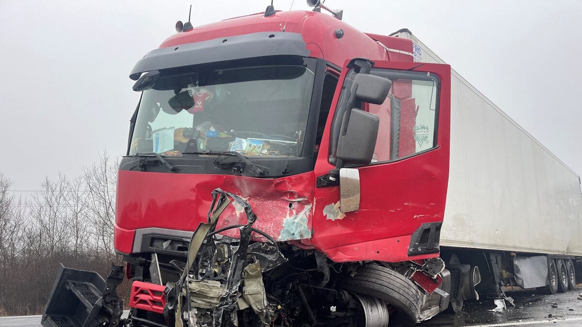 Η νταλίκα που εμπλέκεται στο τροχαίο δυστύχημα με τους επτά νεκρούς οπαδούς του ΠΑΟΚ στην Τιμισοάρα της Ρουμανίας