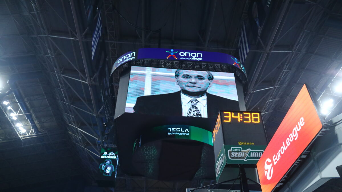 Ο Παπαδάκης στο μάτριξ του γηπέδου (ΜΑΡΚΟΣ ΧΟΥΖΟΥΡΗΣ