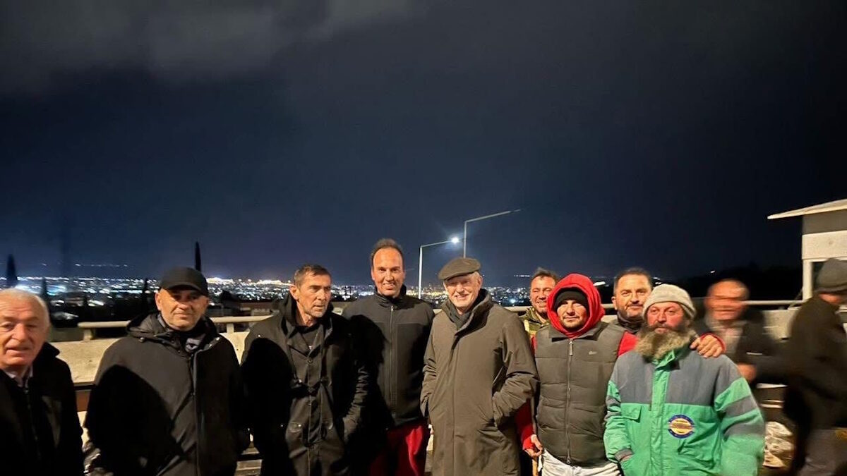 Ο πρώην πρωθυπουργός, Γιώργος Παπανδρέου με αγρότες στα μπλόκα