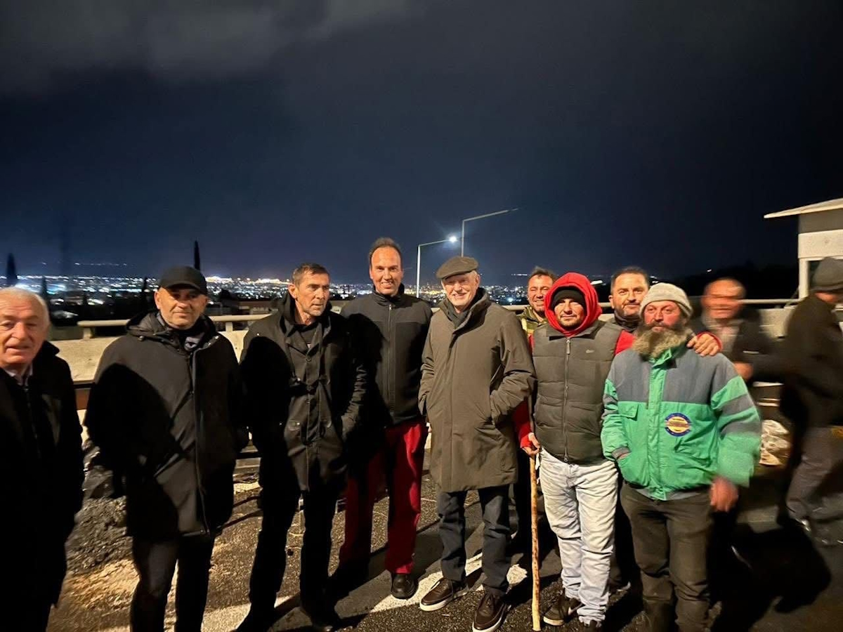 Ο πρώην πρωθυπουργός, Γιώργος Παπανδρέου με αγρότες στα μπλόκα