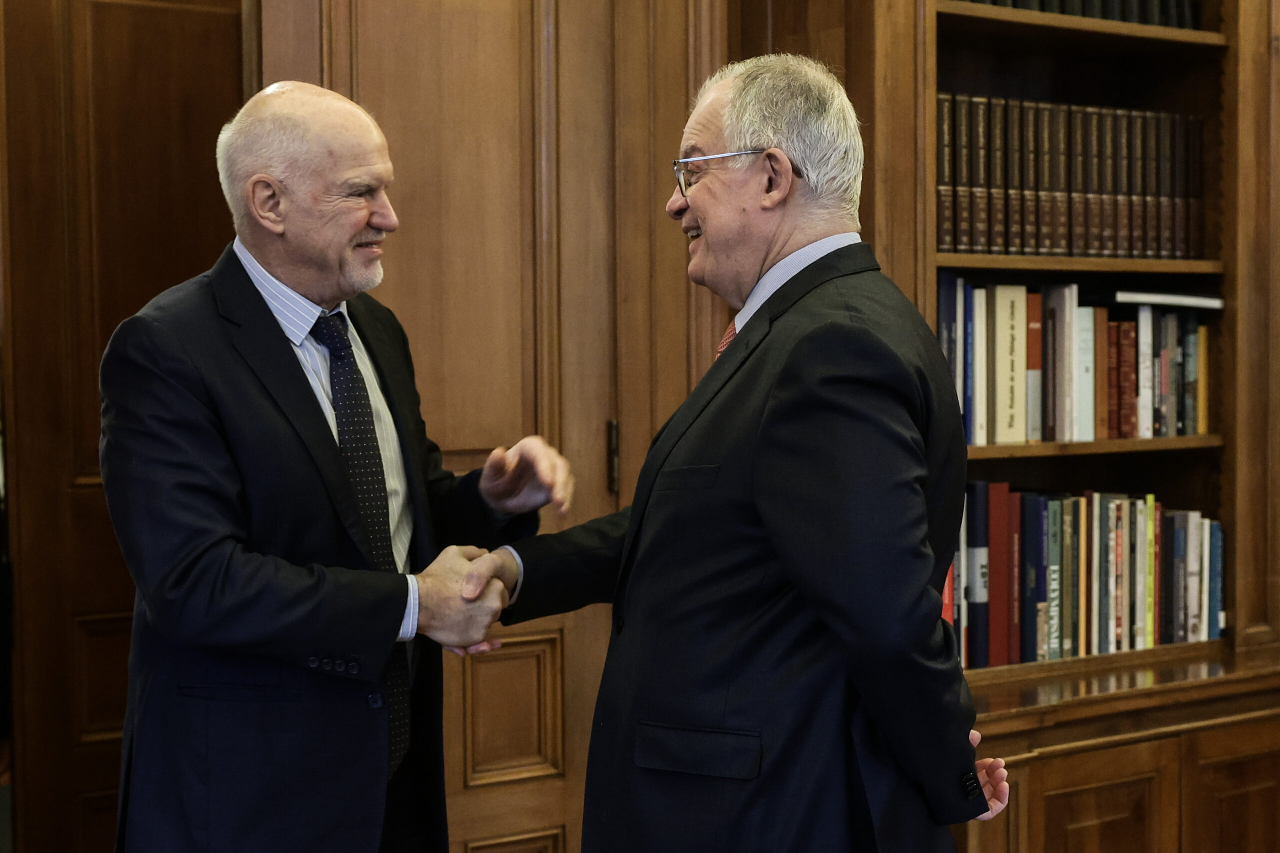 Ο πρώην πρωθυπουργός, Γιώργος Παπανδρέου, και ο Πρόεδρος της Δημοκρατίας, Κωνσταντίνος Τασούλας  (ΘΟΔΩΡΗΣ ΜΑΝΩΛΟΠΟΥΛΟΣ