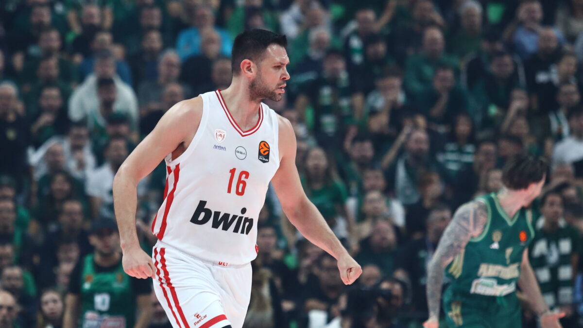 Ο Κώστας Παπανικολάου με τη φανέλα του Ολυμπιακού  (ΜΑΡΚΟΣ ΧΟΥΖΟΥΡΗΣ