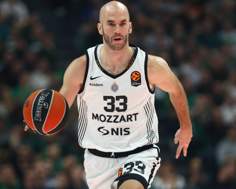 Ο Νικ Καλάθης με τη φανέλα της Παρτιζάν