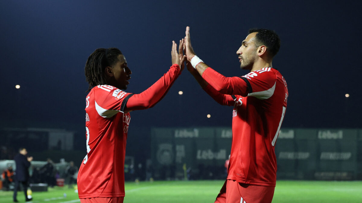 Ο Παυλίδης πανηγυρίζει με τον Λεάντρο