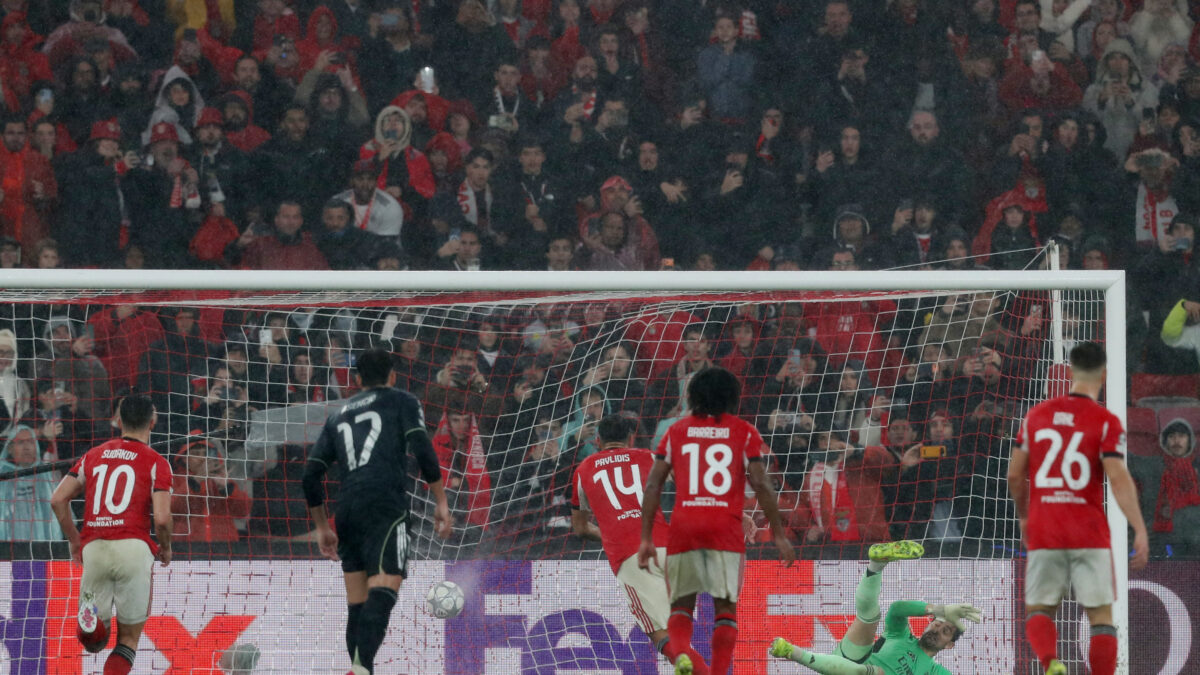 Ο Βαγγέλης Παυλίδης εκτελεί πέναλτι