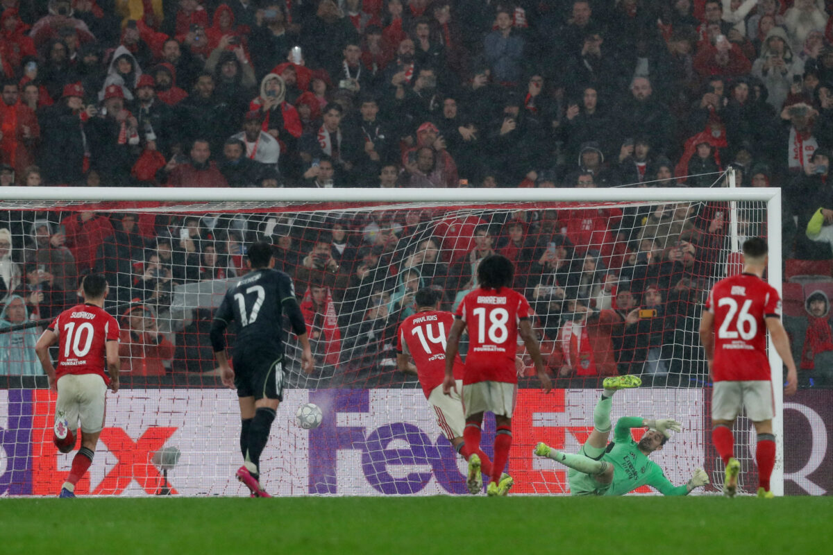 Ο Βαγγέλης Παυλίδης εκτελεί πέναλτι