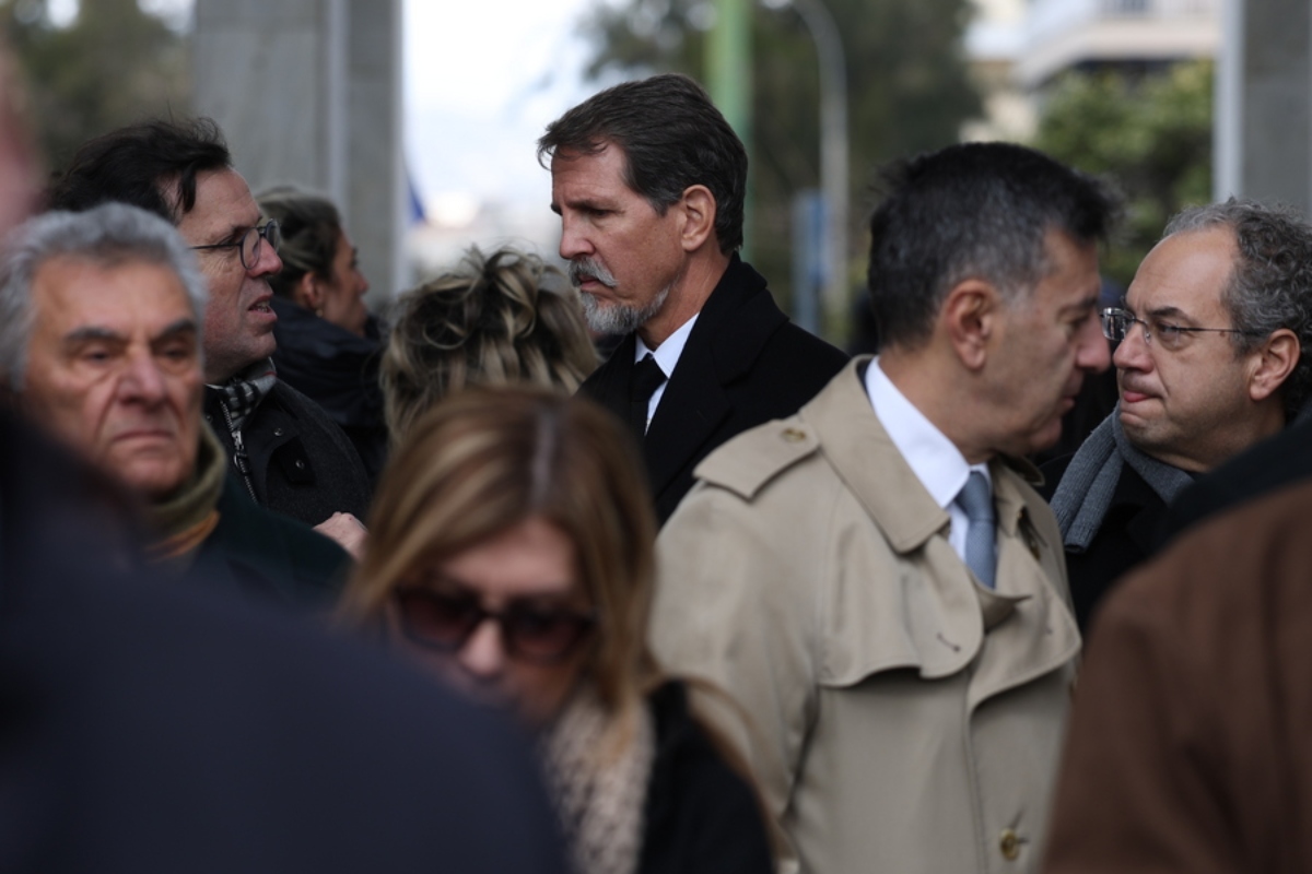 Ο Παύλος Ντε Γκρες(Κ), παρίσταται στην κηδεία του προέδρου του Δ.Σ. της Βιοχάλκο και του Ιδρύματος Μιχαήλ Ν. Στασινόπουλος – Βιοχάλκο, Νικόλαου Στασινόπουλου, στο Α' Νεκροταφείο Αθηνών, την Τρίτη 20 Ιανουαρίου 2026. Ο Νικόλαος Στασινόπουλος, που έφυγε από τη ζωή στις 17 Ιανουαρίου 2026,γεννήθηκε στην Αθήνα το 1932, μαθήτευσε αριστούχος στη σχολή Μπερζάν και αποφοίτησε από το Οικονομικό Πανεπιστήμιο Αθηνών (πρώην ΑΣΟΕΕ) με ιδιαίτερα υψηλές επιδόσεις. Εργάσθηκε από νωρίς στις οικογενειακές επιχειρήσεις σε διάφορες θέσεις, αντιμετωπίζοντας τις δυσκολίες της μεταπολεμικής περιόδου, αλλά και μετέχοντας ενεργά στην παραγωγική ανάπτυξη και την εξωστρέφεια της τότε Ελληνικής Βιομηχανίας Χαλκού και Αλουμίνιου. Το 1964, μετά  τον θάνατο του Μιχαήλ Στασινόπουλου, ανέλαβε μαζί με τον αδελφό του Ευάγγελο τα ηνία της ΒΙΟΧΑΛΚΟ. Διακρίθηκε επίσης στον πολιτιστικό και κοινωνικό τομέα, καθώς, μαζί με τη μητέρα του Μαριάνθη και τον αδελφό του Ευάγγελο, ίδρυσε στη μνήμη του πατέρα του, το Κοινωφελές Ίδρυμα «Μιχαήλ Ν. Στασινόπουλος - ΒΙΟΧΑΛΚΟ». Με το Ίδρυμα, το οποίο στη συνέχεια ανέλαβε η σύζυγος του Αλεξάνδρα Στασινοπούλου, άφησε σημαντικό κοινωνικό αποτύπωμα στην Τεγέα Αρκαδίας, τόπο καταγωγής της οικογένειας. ΑΠΕ-ΜΠΕ