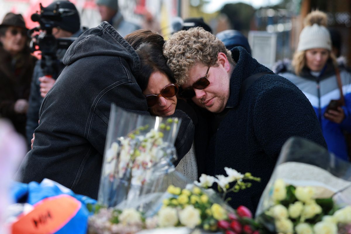 Κόσμος με λουλούδια έξω απο το δημοφιλές κλαμπ «Le Constellation»