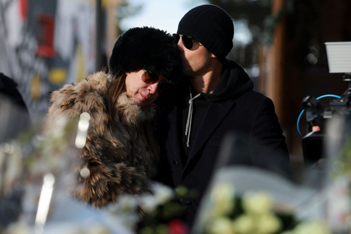 Δάκρυα και αγωνία για αγνοούμενους και εγκαυματίες έξω από το μπαρ της τραγωδίας