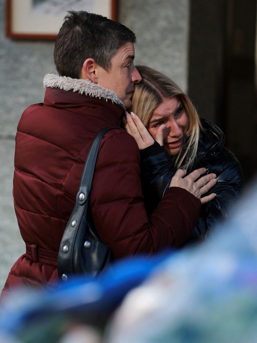 Κλαίνε συγγενείς έξω από το μπαρ της τραγωδίας