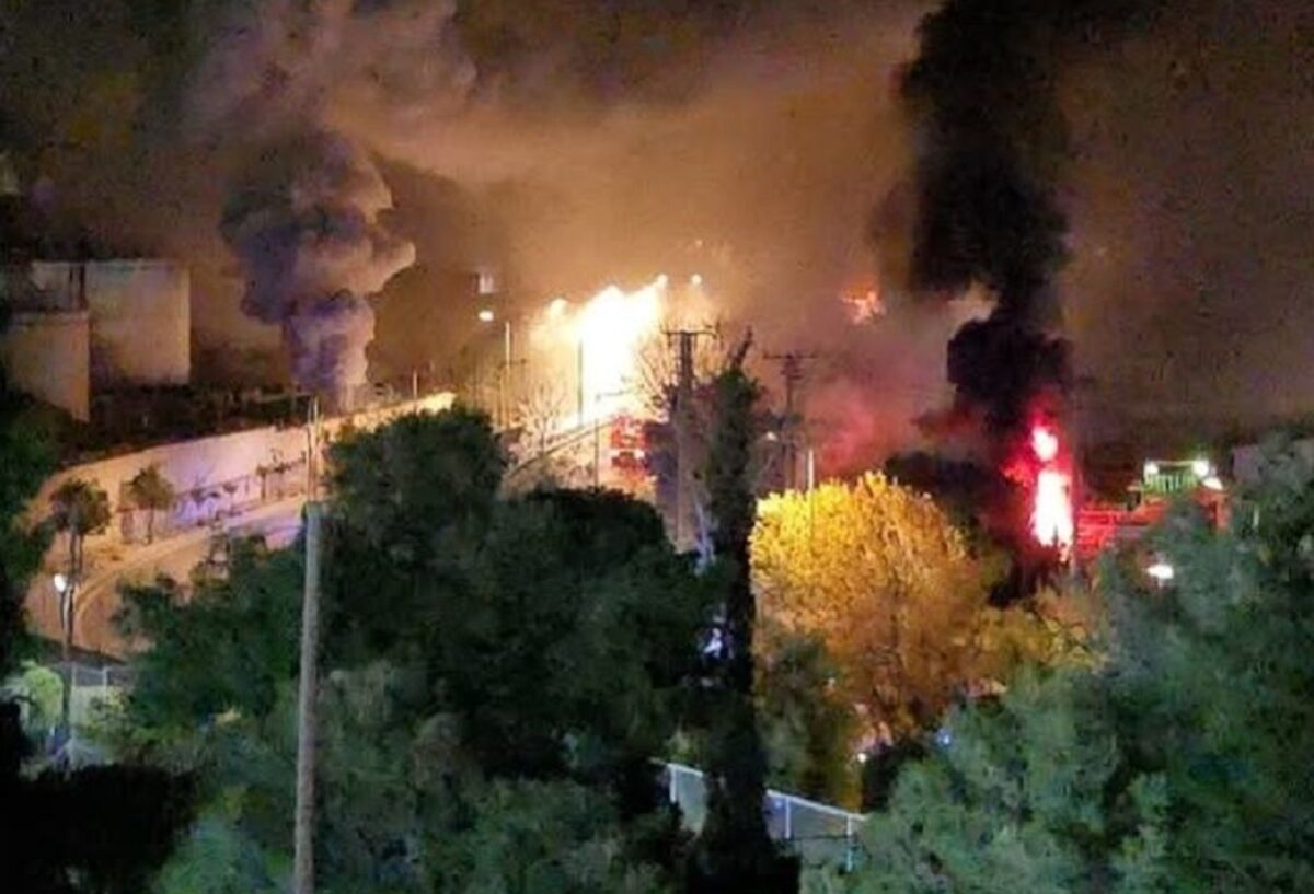 Φωτιά στο Πέραμα: Υπό μερικό έλεγχο οι φλόγες – Διαρροή καυσίμων δείχνουν τα πρώτα στοιχεία, ήχησε και το 112