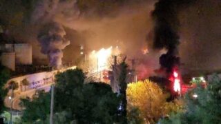 Φωτιά στο Πέραμα: Υπό μερικό έλεγχο οι φλόγες – Διαρροή καυσίμων δείχνουν τα πρώτα στοιχεία, ήχησε και το 112