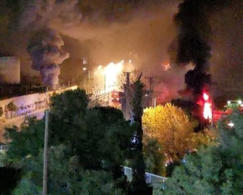 Φωτιά στο Πέραμα: Υπό μερικό έλεγχο οι φλόγες – Διαρροή καυσίμων δείχνουν τα πρώτα στοιχεία, ήχησε και το 112