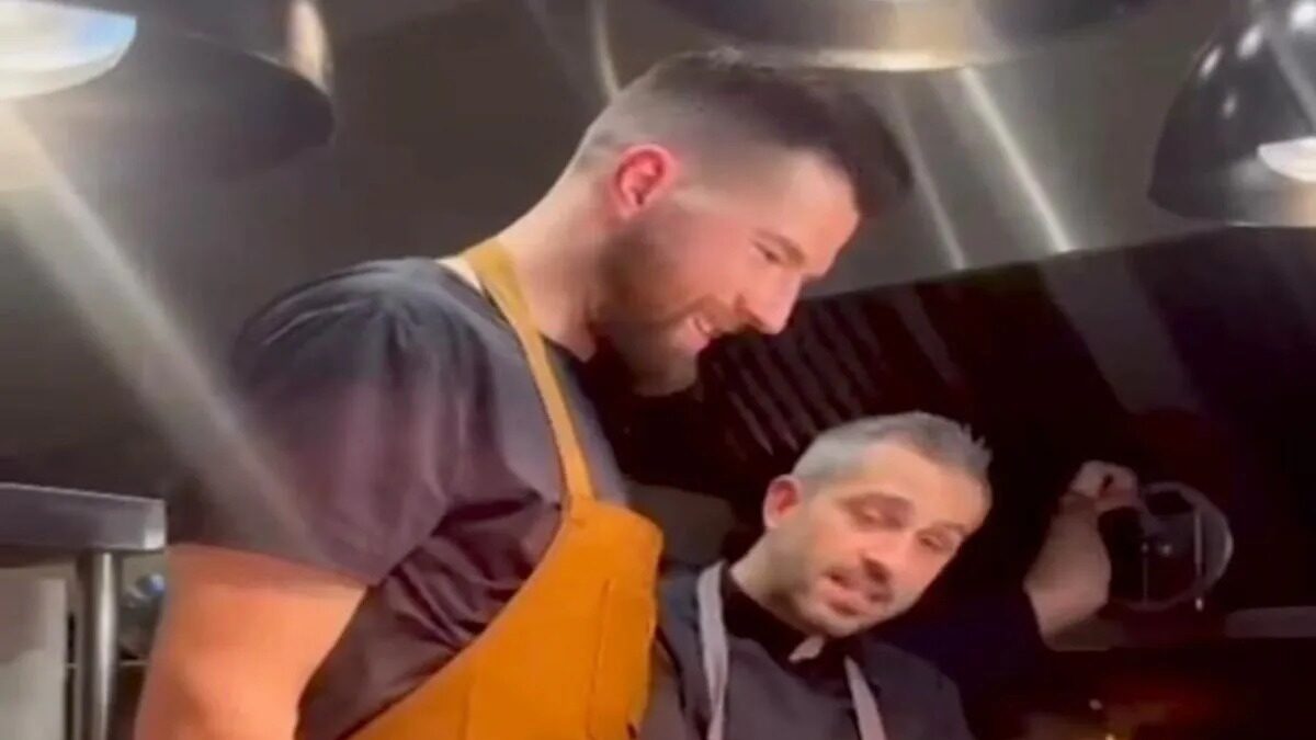 Ο Άλεκ Πίτερς σε ρόλο σεφ στην κουζίνα του TwentyFive