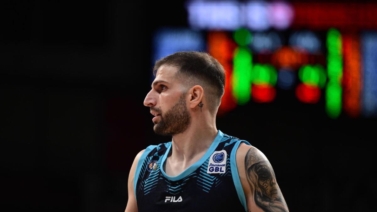 Ο Πετρόπουλος με τη φανέλα του Κολοσσού (KLODIAN LATO