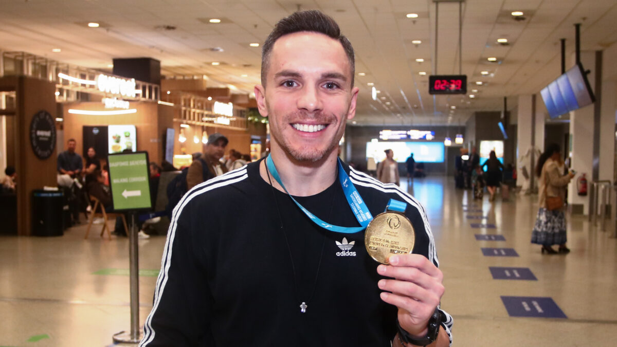 Ο Λευτέρης Πετρούνιας με ένα από τα μετάλλιά του