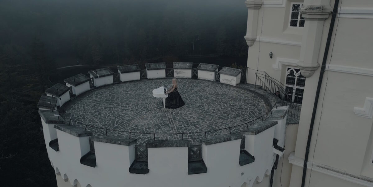 Η Έλενα Ξυδιά με το πιάνο της