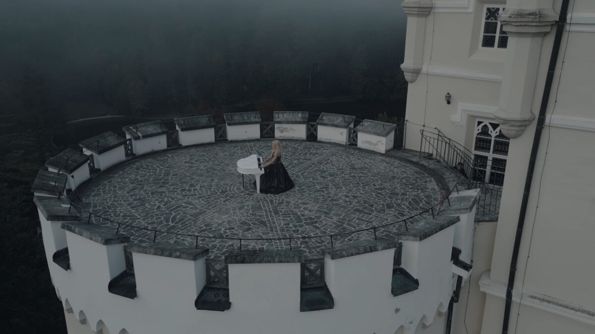 Η Έλενα Ξυδιά με το πιάνο της