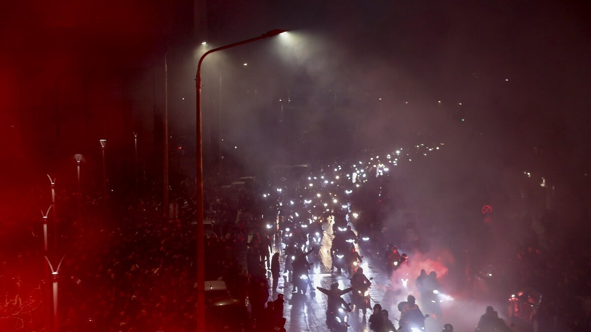 Πομπή 7 σορών των θυμάτων του δυστυχήματος με τους φίλους του ΠΑΟΚ