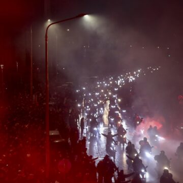 Πομπή 7 σορών των θυμάτων του δυστυχήματος με τους φίλους του ΠΑΟΚ