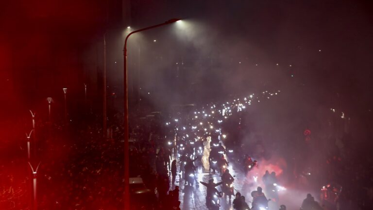 Πομπή 7 σορών των θυμάτων του δυστυχήματος με τους φίλους του ΠΑΟΚ