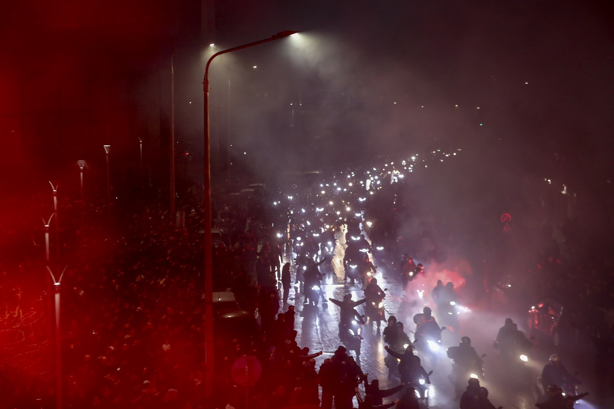 Πομπή 7 σορών των θυμάτων του δυστυχήματος με τους φίλους του ΠΑΟΚ
