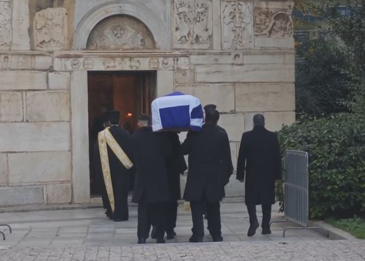 Πριγκίπισσα Ειρήνη: Έφτασε η σορός της στο παρεκκλήσι της Μητρόπολης Αθηνών – Το λαϊκό προσκύνημα και η ταφή δίπλα στον αδερφό της Κωνσταντίνο