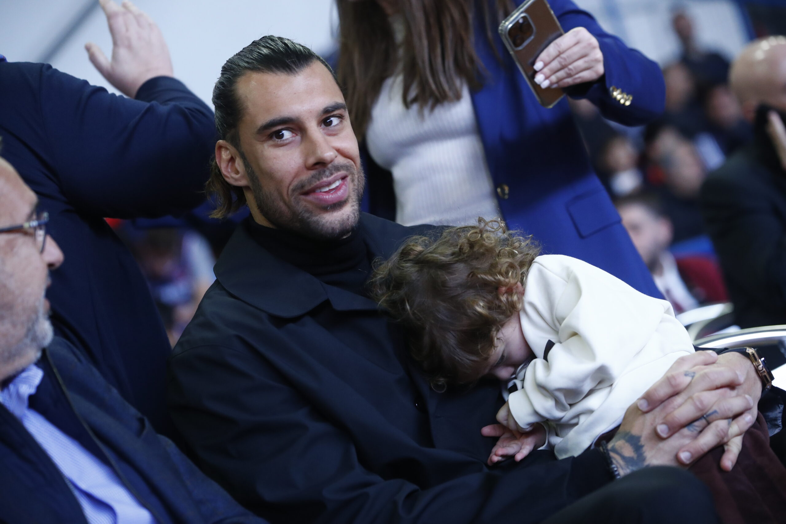 Ο Γιώργος Πρίντεζης αγκαλιά με το παιδί του