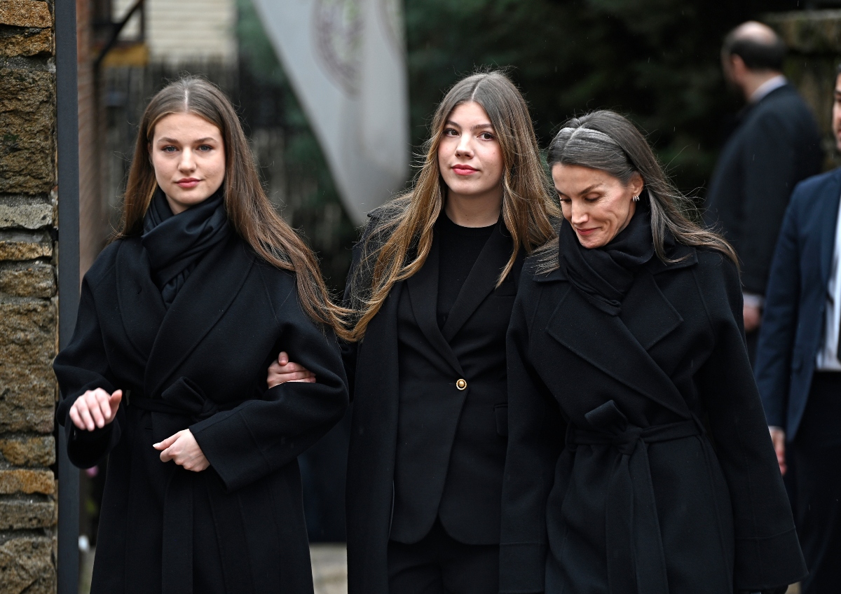 Η βασίλισσα Λετίθια (δεξιά) και τα παιδιά της, η πριγκίπισσα Λεονόρ (αριστερά) και Ινφάντα Σοφία (κέντρο)