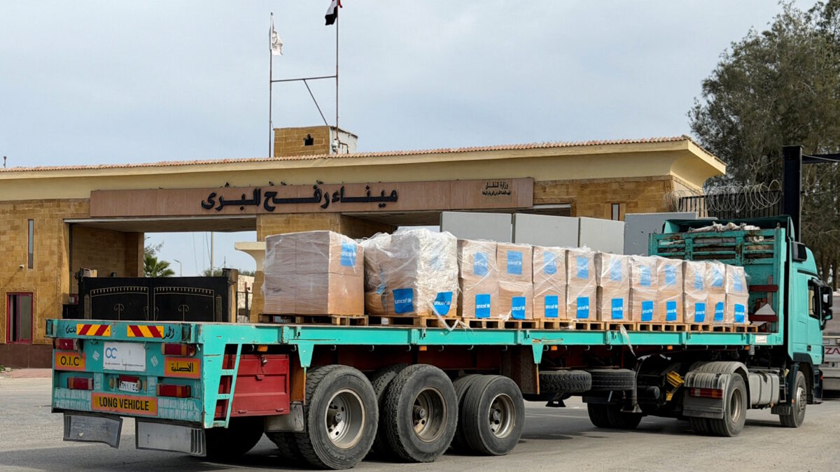 Νταλίκα με ανθρωπιστική βοήθεια στο διασυνοριακό πέρασμα της Ράφα