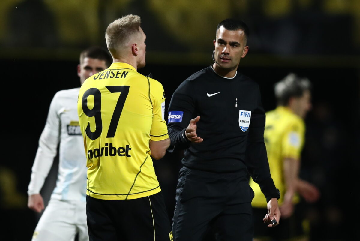 Διαμαρτυρίες στον διαιτητή του αγώνα (ΝΑΣΟΣ ΣΙΜΟΠΟΥΛΟΣ