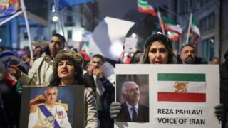 Ιρανοί κρατούν φωτογραφίες του γιου του Σάχη, του Reza Pahlavi