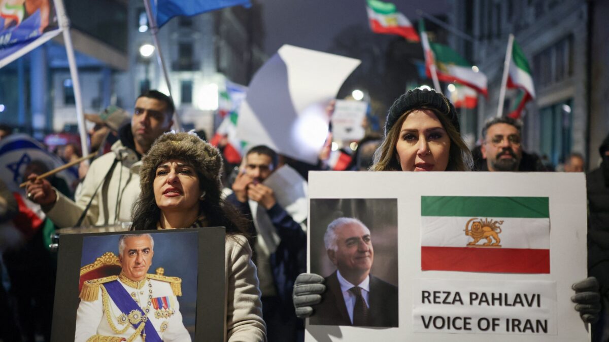 Διαδηλωτές κρατούν τη φωτογραφία του Ρεζά Παχλαβί