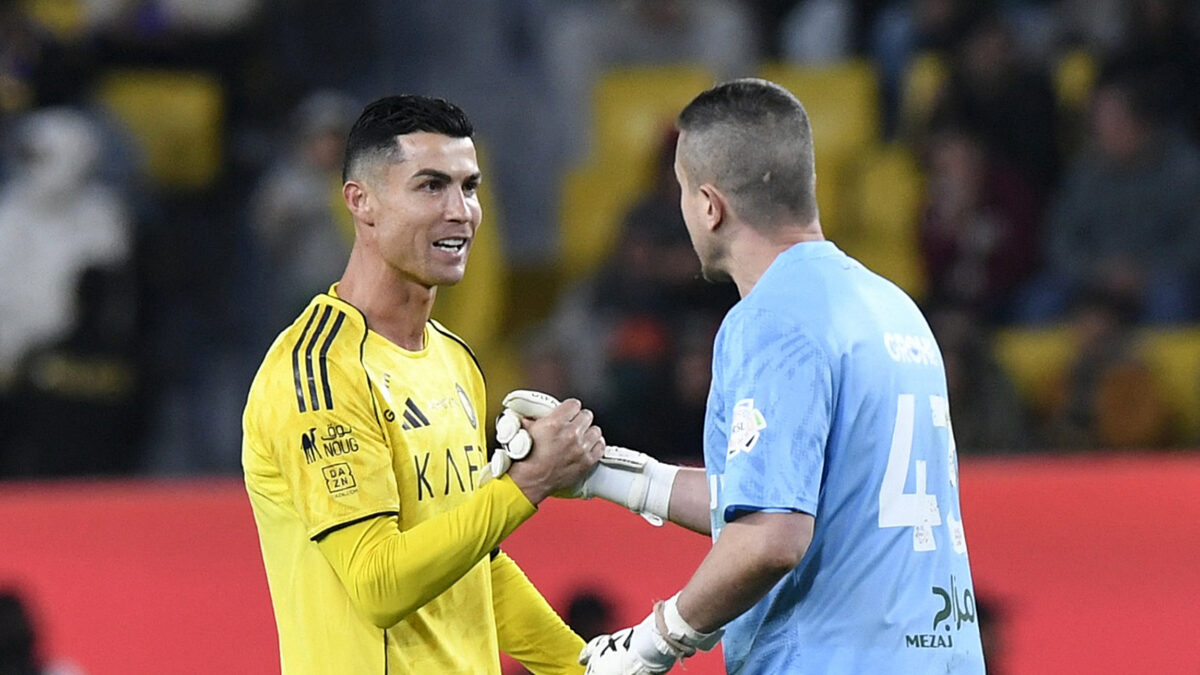 Ο Ρονάλντο με τον τερματοφύλακα της Αλ Σαμπάμπ