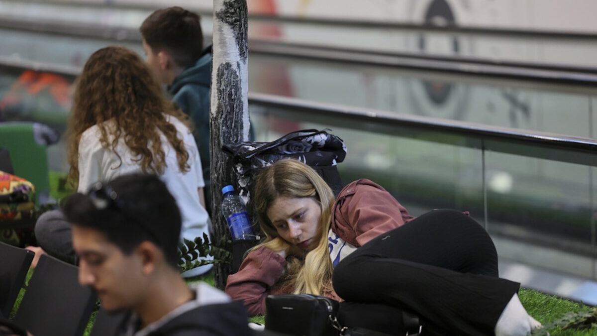 Επιβάτες περιμένουν στο αεροδρόμιο Sheremetyevo της Μόσχας